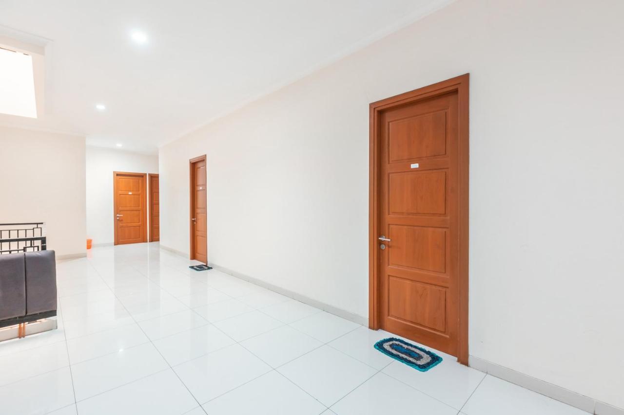 Reddoorz Near Universitas Esa Unggul Bekasi Harapan Indah Otel Dış mekan fotoğraf