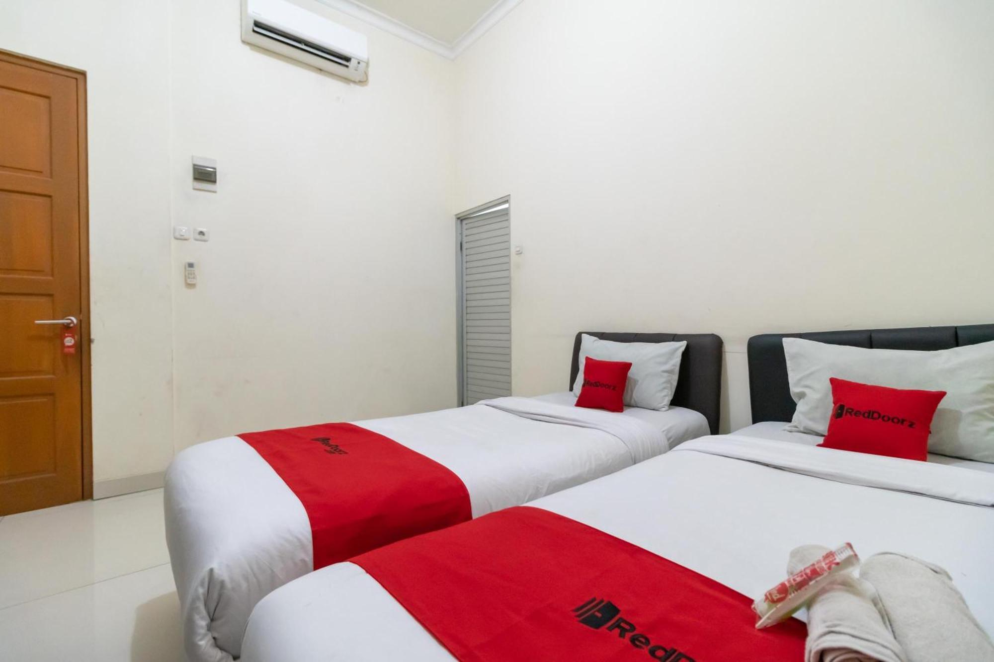 Reddoorz Near Universitas Esa Unggul Bekasi Harapan Indah Otel Dış mekan fotoğraf