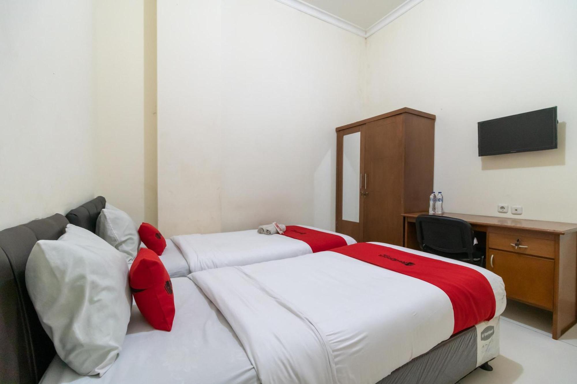 Reddoorz Near Universitas Esa Unggul Bekasi Harapan Indah Otel Dış mekan fotoğraf