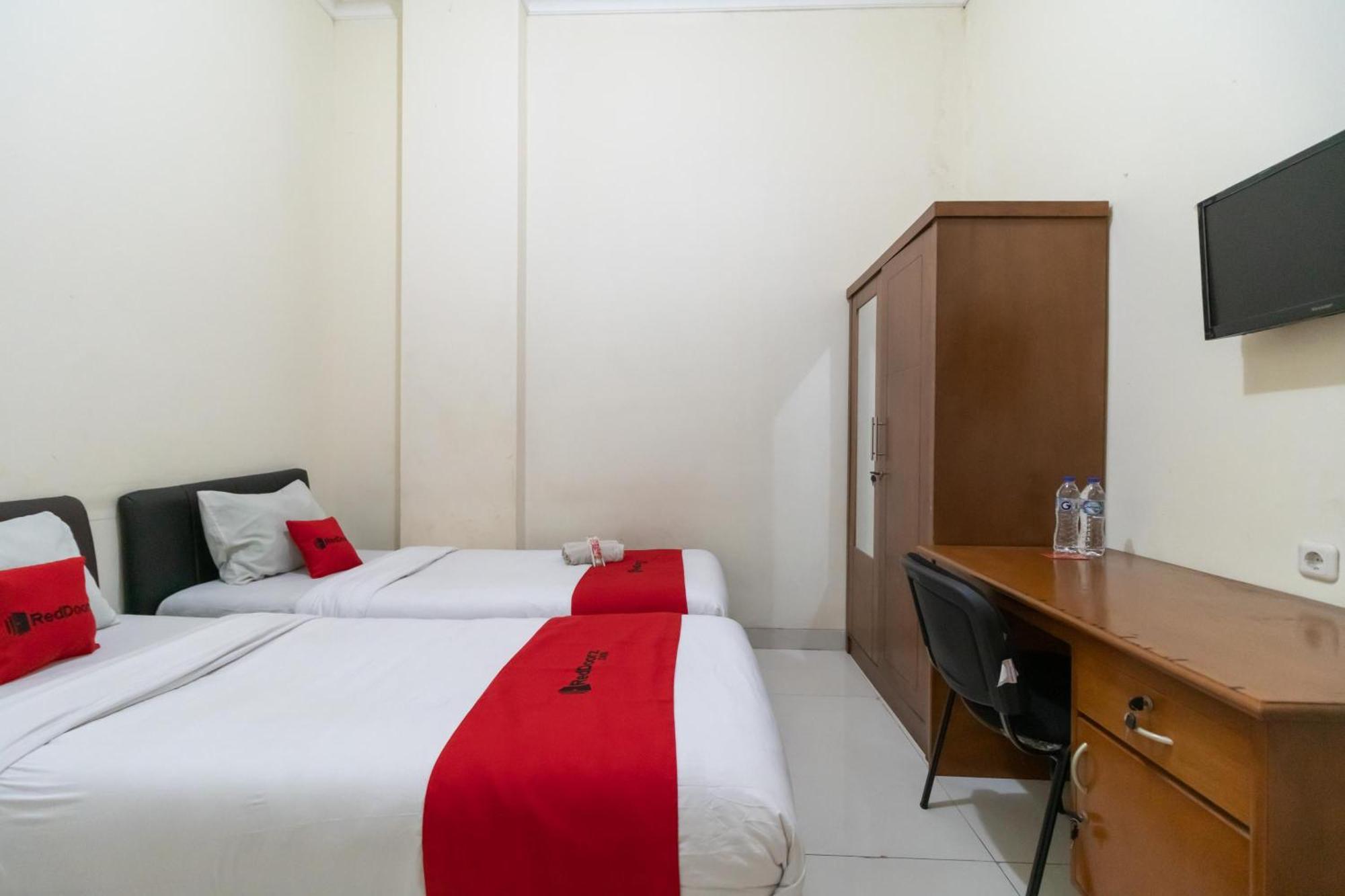 Reddoorz Near Universitas Esa Unggul Bekasi Harapan Indah Otel Dış mekan fotoğraf