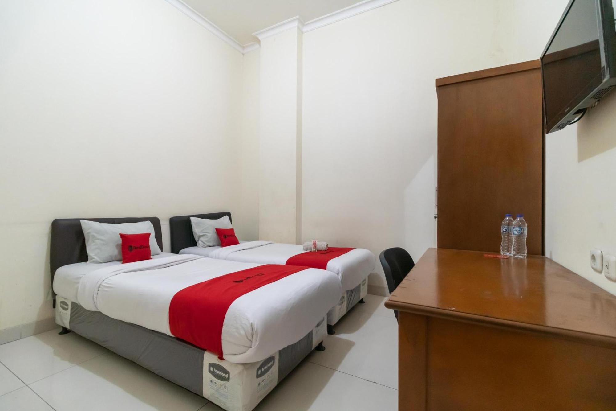 Reddoorz Near Universitas Esa Unggul Bekasi Harapan Indah Otel Dış mekan fotoğraf