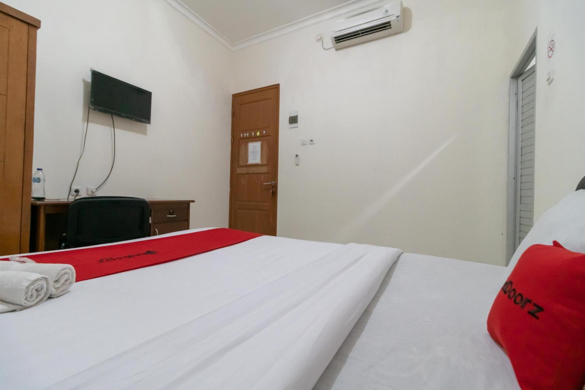 Reddoorz Near Universitas Esa Unggul Bekasi Harapan Indah Otel Dış mekan fotoğraf