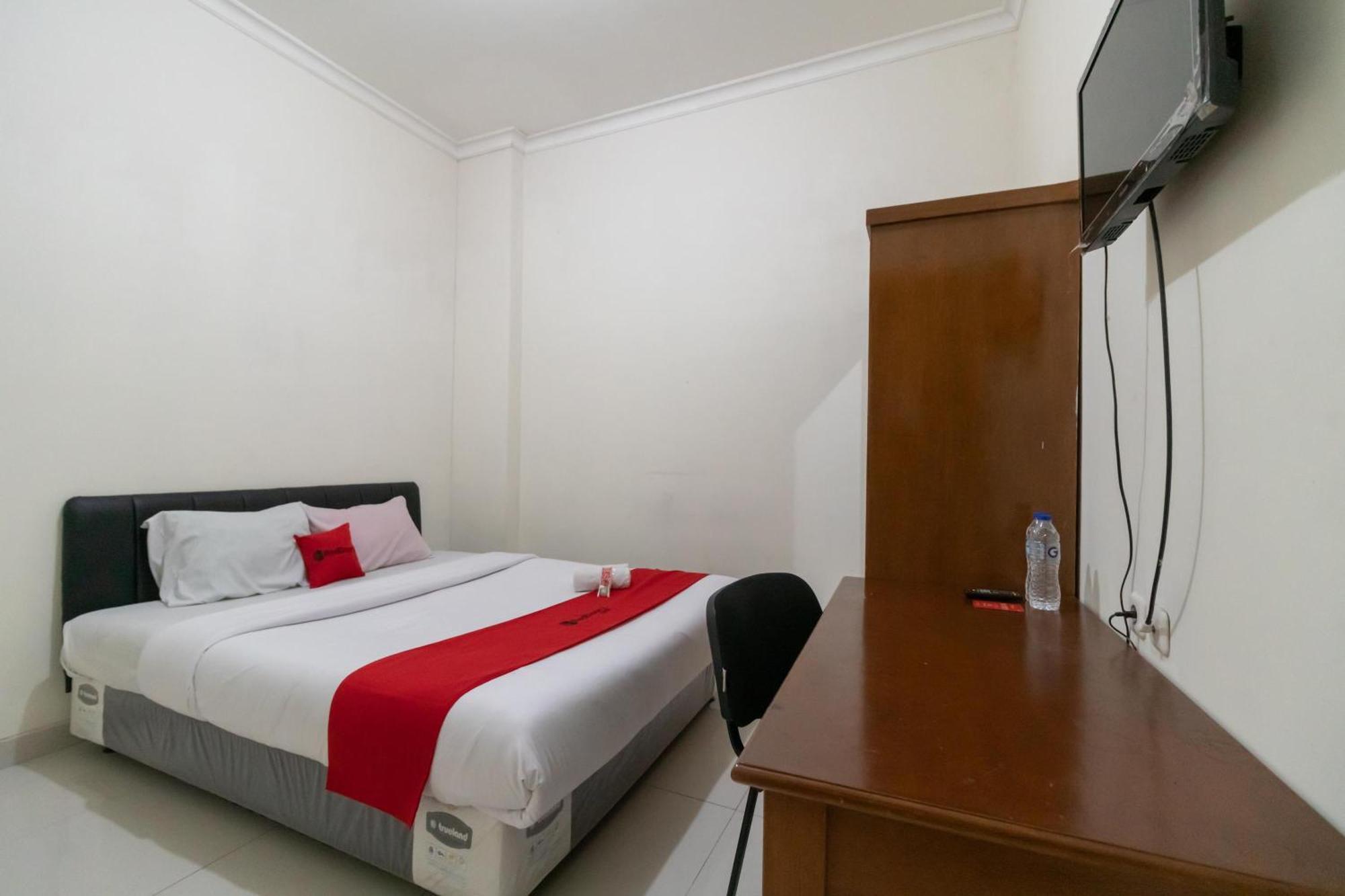 Reddoorz Near Universitas Esa Unggul Bekasi Harapan Indah Otel Dış mekan fotoğraf