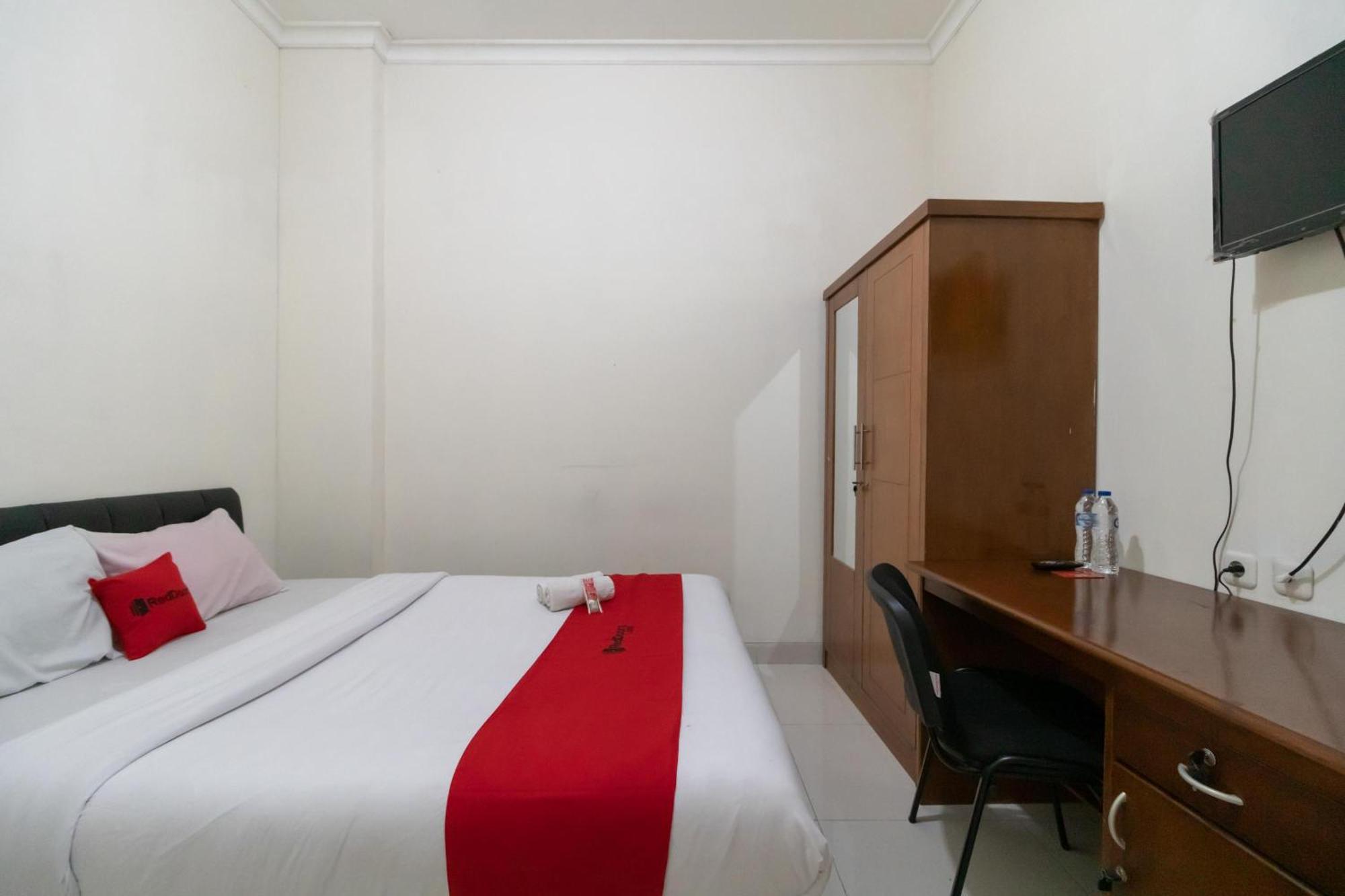 Reddoorz Near Universitas Esa Unggul Bekasi Harapan Indah Otel Dış mekan fotoğraf