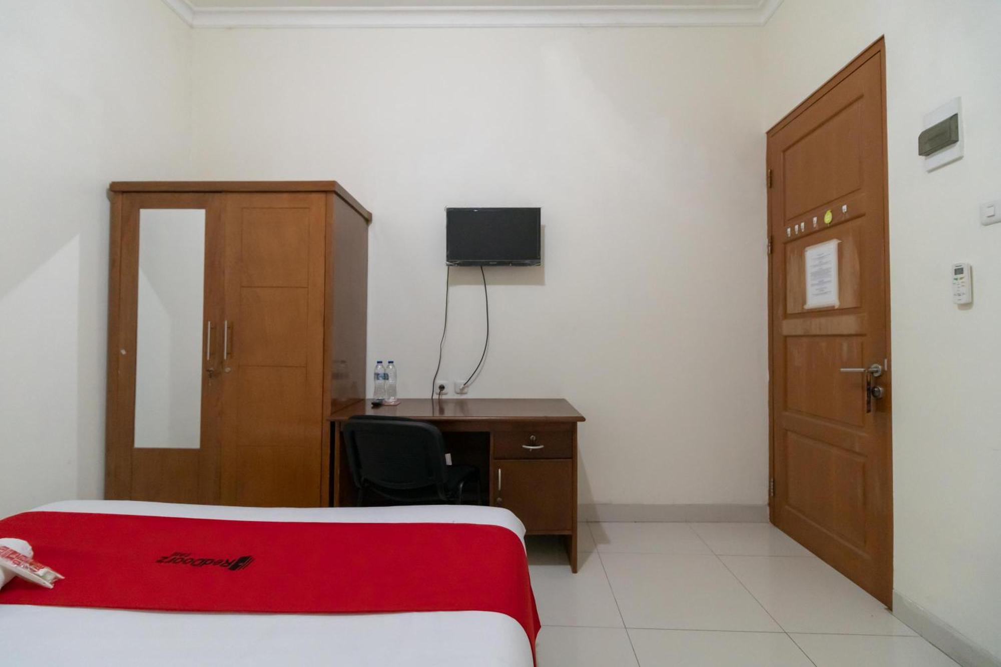 Reddoorz Near Universitas Esa Unggul Bekasi Harapan Indah Otel Dış mekan fotoğraf