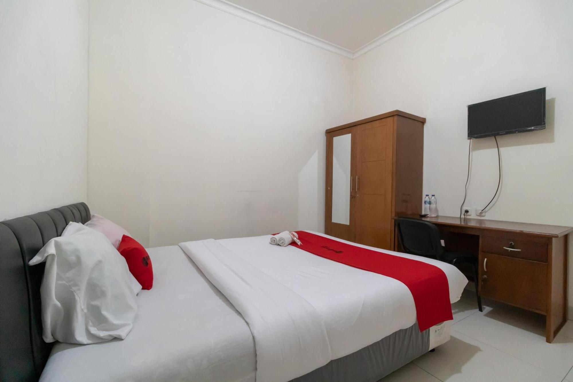 Reddoorz Near Universitas Esa Unggul Bekasi Harapan Indah Otel Dış mekan fotoğraf