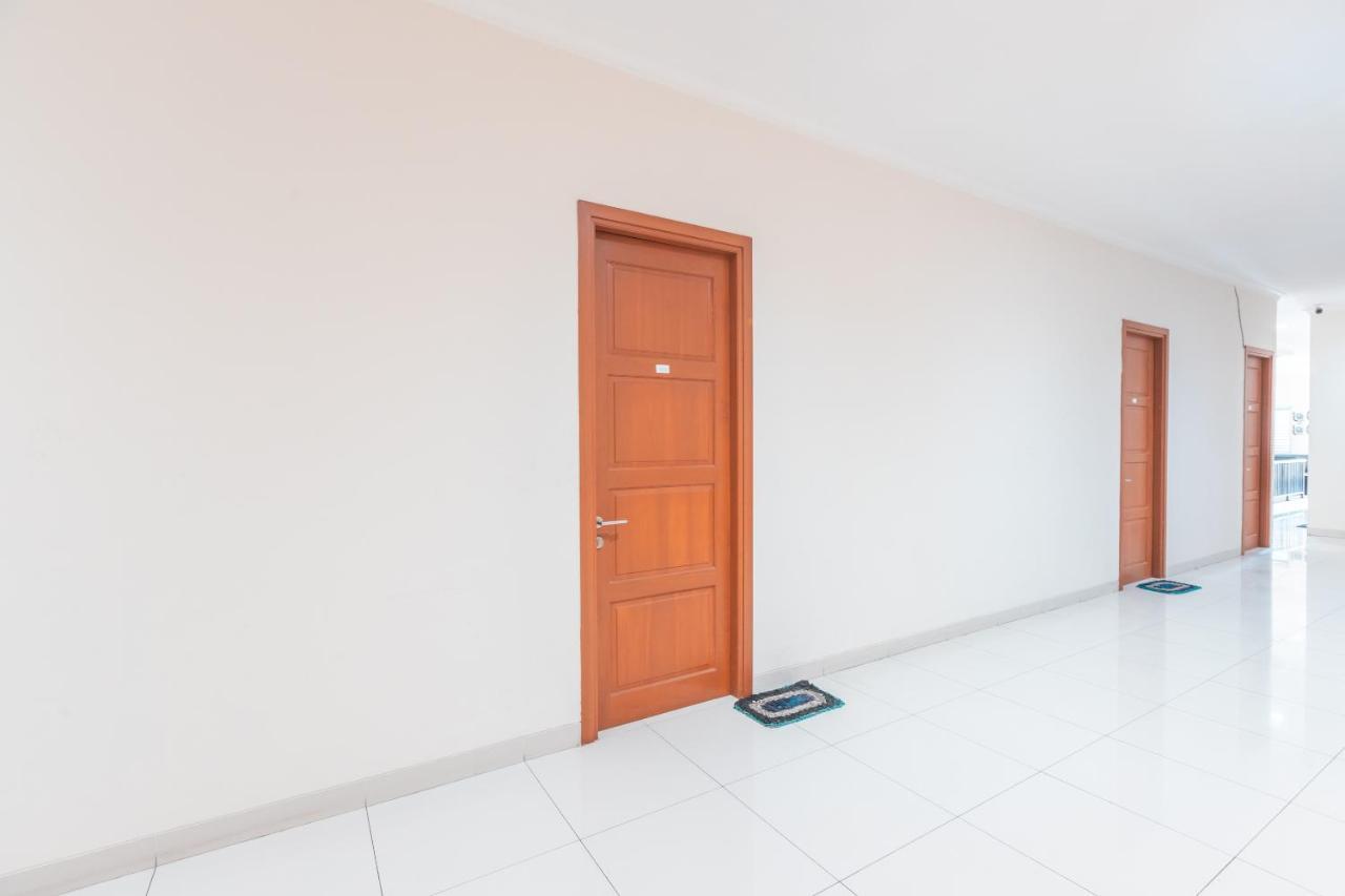 Reddoorz Near Universitas Esa Unggul Bekasi Harapan Indah Otel Dış mekan fotoğraf